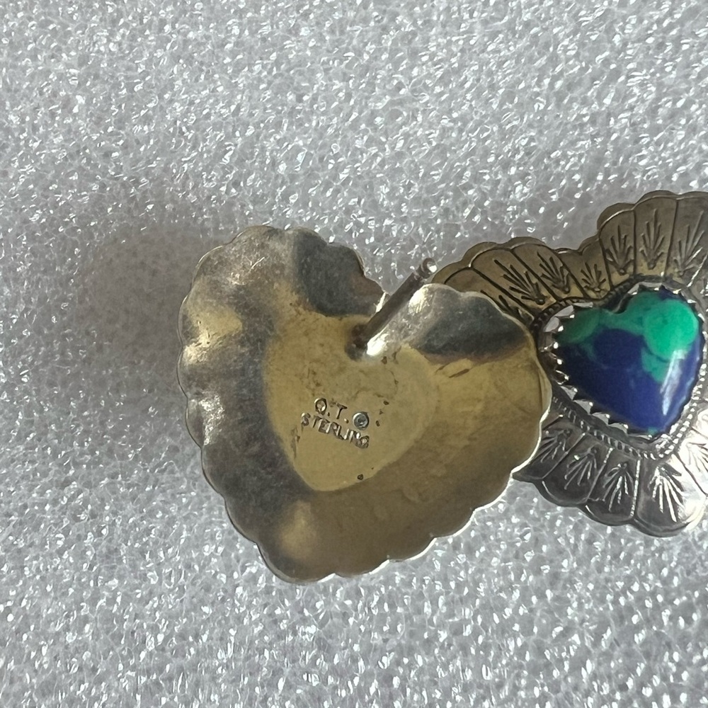 Vintage Southwestern sterling silver heart earrings. - Picture 5 of 11